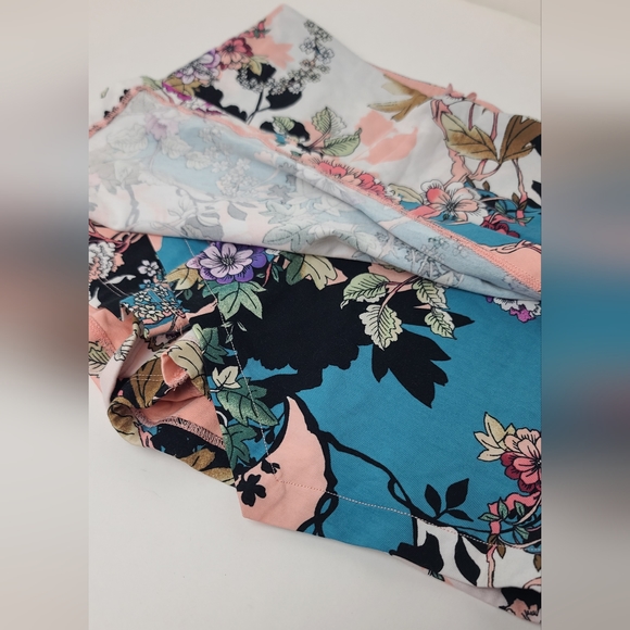 Guess Floral Tropical Pattern Mini Skort - Picture 4 of 4